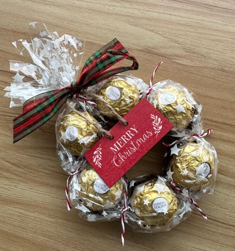 Ferrero Rocher Christmas Gift Ideas, Food Gifts To Make For Christmas, Ferrero Rocher Christmas Ideas, Ferrero Rocher Wreath, Christmas Favours Ideas, Diy Small Christmas Gifts, Small Xmas Gift Ideas, Christmas Sweets Gifts, Christmas Small Gift Ideas