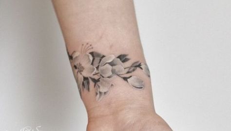 20 mooie pols tattoos – Tattoo Platform Cherry Tattoos, Blossom Tattoo, Cherry Blossom Tattoo, Tattoo Bracelet, Wrist Tattoo, Skin Art, Piercing Tattoo, Love Tattoos, Pretty Tattoos