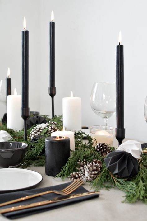 Modern Jul, Black Christmas Decorations, Bedroom Christmas, Diy Jul, Deco Table Noel, Decorating Bedroom, Christmas Dinner Table, Modern Christmas Decor, Christmas Tablescape