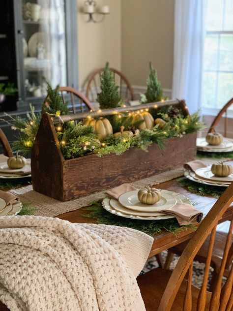 Decorate For Thanksgiving, Thanksgiving Setting, Thanksgiving Table Decor Ideas, Thanksgiving Decorations Outdoor, Fall And Christmas, Decorate For Fall, Thanksgiving Table Decor, Gold Pumpkins, Table Decor Ideas