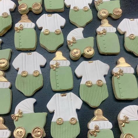 Babyshowerparty Ideas, Traditional Baby Shower, Shower 2023, Baby Accesories, Babyshower Party, Shower Cookies, Tough Cookie, Baby Shawer, Gold Baby Showers