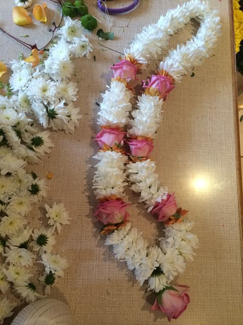 Flower Mala For Pooja, Flower Mala, Rose Garland Wedding, Door Flower Decoration, Flower Garland Diy, Indian Wedding Garland, Fresh Flower Jewelry, Indian Wedding Flowers, Wedding Flower Jewelry