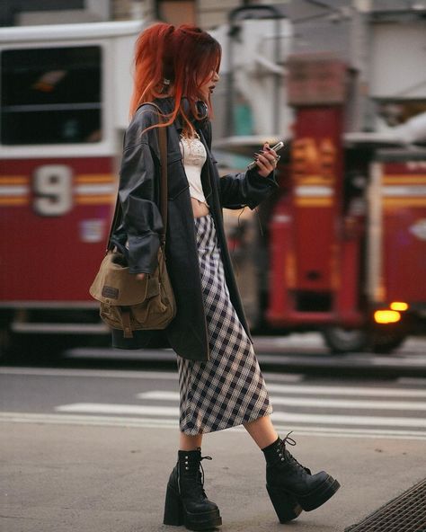 Mondays in the city 🫶🏻 back to sunsets at 4pm | Instagram Platform Mary Janes Outfit, Edgy Outfits Grunge, Grunge Alternative Fashion, Grunge Fall Outfits, Grunge Outfits Fall, Mode Grunge, Outfits Edgy, Oufits Casual, Virtual Wardrobe