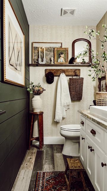 Cozy Bathroom, Vintage Bathroom Decor, Eclectic Bathroom, Cottage Bathroom, Casa Vintage, Brown Bathroom, Vintage Bathrooms, Bathroom Inspiration Decor, Up House