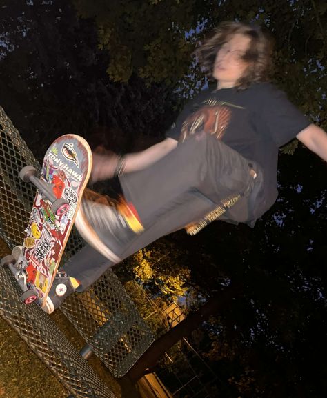 Skateboard Pics Aesthetic, Skate Asthetic Picture, Skater Aethstetic, Skater Moodboard, Person On Skateboard, Skateboarder Aesthetic, Skater Astethic, Skate Pictures, 90s Skater Aesthetic