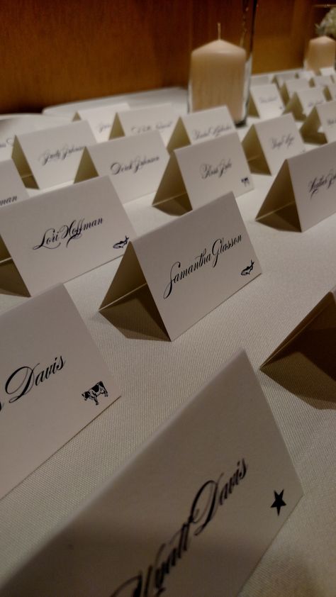 Escort Cards to Indicate Meal Choices Dinner Choice Place Cards, Wedding Place Cards Meal Choice, Seat Placement Cards Ideas, Wedding Meal Cards, Meal Indicator Place Cards, Place Cards With Meal Choice, Reception Place Settings, Wedding Placement Cards, Menu Table