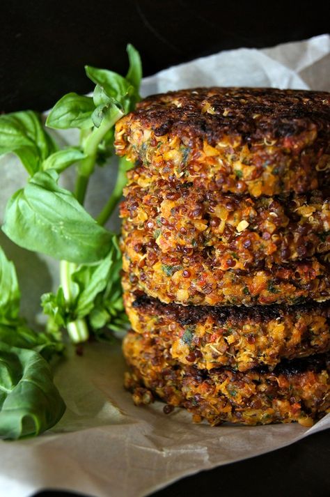 Red Quinoa Recipes, Tomato Burger, Quinoa Burger Recipe, Quinoa Burgers, Red Quinoa, Burger Recipe, Sun Dried Tomatoes, Quinoa Recipes, Veggie Burger