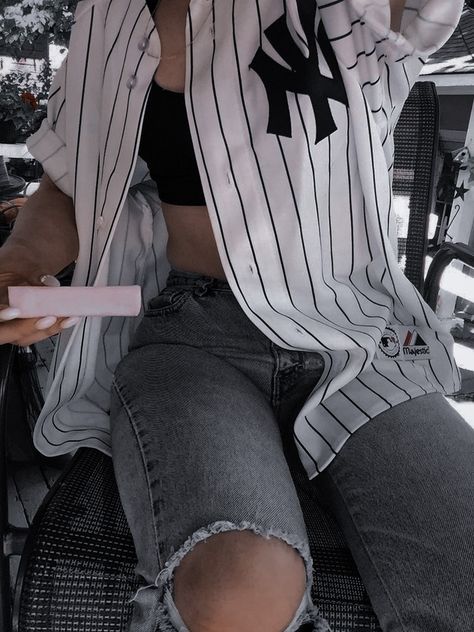 Yankees Outfit, Baseball Outfit, Cute Lazy Day Outfits, Jersey Outfit, Tomboy Style Outfits, Easy Trendy Outfits, Swaggy Outfits, Tomboy Fashion, Sporty Outfits