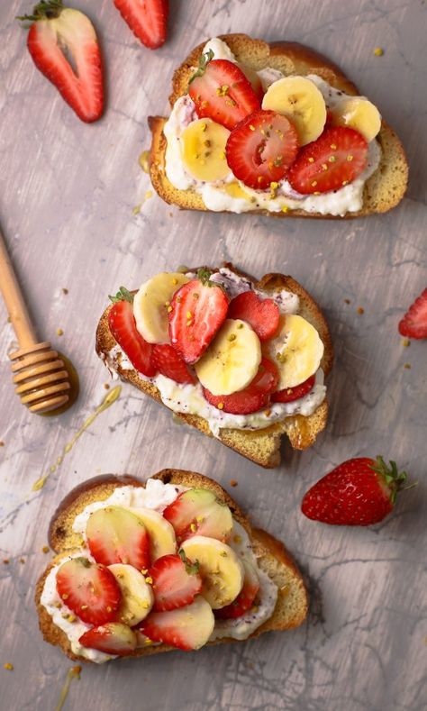 Bread With Fruit, Yogurt Spread, Berries Breakfast, Bruschetta Recipe, Challah Bread, Mascarpone Cheese, Fruit Breakfast, Toast Recipes, Healthy Fruits