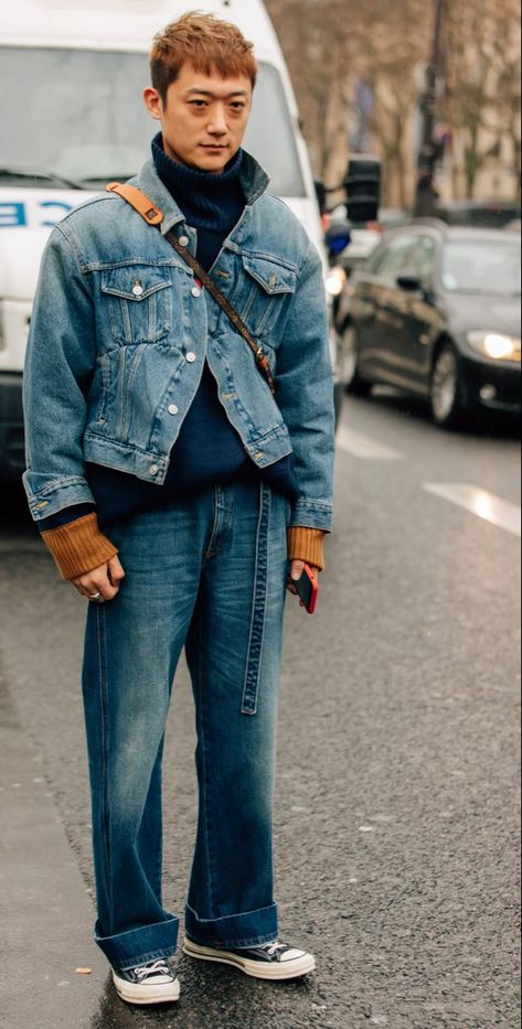 Swing Denim Jacket photographed by DAN ROBERTS for GQ STYLE / SPRING 2018 READY-TO-WEAR SHOWS / STREET STYLE Jean Jacket Street Style, Cdg Converse Outfit Men, Cdg Converse Outfit, Cropped Denim Jacket Outfit, Denim Outfit Men, Paris Fashion Week Men, All Black Fashion, Gq Style, All Jeans