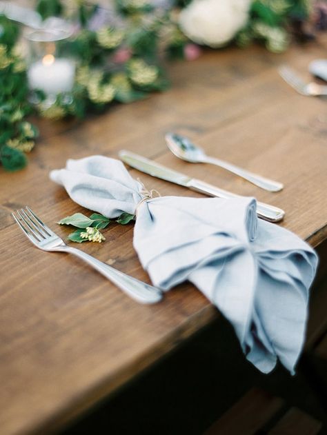 15-blue-napkin-tied-string-ideas Reception Decorations Table, Wedding Reception Decorations Table, Simple Place Settings, Place Settings Wedding, Backyard Wedding Decorations, Simple Table Settings, Wedding Reception Table Decorations, Deco Champetre, Table Place Settings