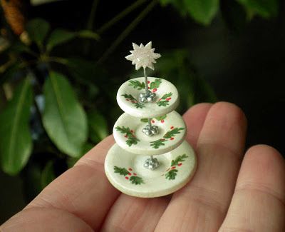 Christmas Articles, Dollhouse Holiday, Cookie Stand, Diy Jul, Dollhouse Miniature Tutorials, Dollhouse Christmas, Swedish Christmas, Miniature Projects, Miniature Diy