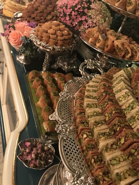 Middle Eastern Wedding, Arab Food, Arabic Culture, Eastern Wedding, Algerian Food, Arabian Food, Middle Eastern Culture, Arabic Sweets, Food Mood