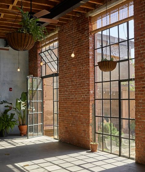 Warehouse Living, Warehouse Loft, Converted Warehouse, Warehouse Home, Warehouse Design, Industrial Building, Industrial Interior Design, التصميم الخارجي للمنزل, Loft Living