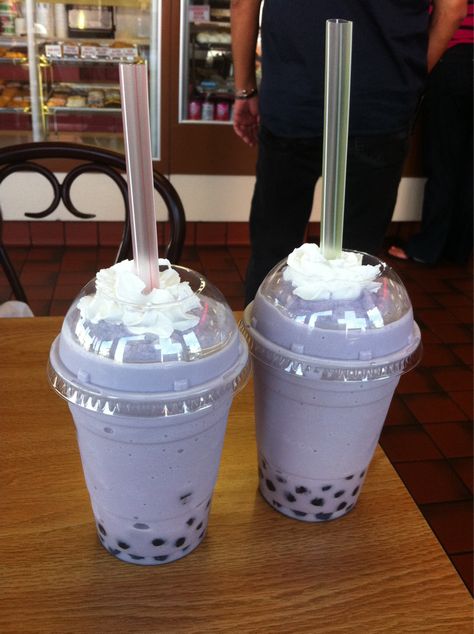 ✝Pinterest: @ kimberlysilvaa ♡ Taro Bubble Tea, Taro Boba, Kue Macaroon, Bubble Tea Boba, Bubble Milk Tea, Pretty Drinks, Think Food, Japanese Snacks, Kawaii Food