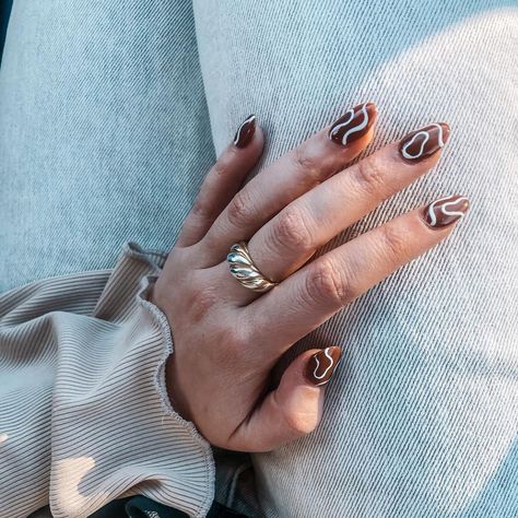 Brown And White Nail Art, Brown Squiggle Nails, Brown And White Nails Design, Brown And Beige Nails, Brown And Cream Nails, Brown Beige Nails, Brown White Nails, White And Brown Nails, Acrylic Nails Neutral