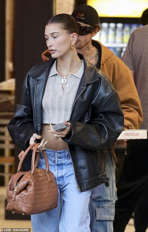 Justin and Hailey Bieber rock casual looks as they grab a pizza in LA... after celebrating fifth wedding anniversary | Daily Mail Online Hailey And Justin, Hailey Baldwin Street Style, Hayley Bieber, Hailey Rhode Baldwin, Hailey Bieber Outfits, Hailey Bieber Style, Hailey Baldwin Style, Celebrity Style Icons, Winter Fit