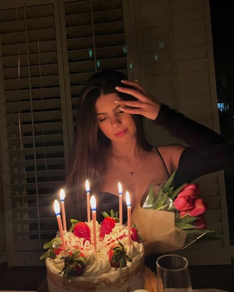 Birthday Mood Pics Aesthetic, Birthday Cake Insta Pics, 20th Birthday Aesthetic Photos, 19th Birthday Aesthetic Pictures, B Day Pictures Photo Ideas, Bday Pics Aesthetic, Aesthetic Birthday Pics With Cake, 20th Birthday Aesthetic Ideas, Aesthetic Decoration Birthday