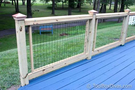 How Easily Build and Install Deck Railing using fencing wire to look like Hog wire panel deck railing. Custom Deck Railing, Wire Deck Railing, Wood Deck Railing, Timbertech Decking, Cable Railing Deck, Deck Fence, Deck Railing Design, Laying Decking, Deck Construction