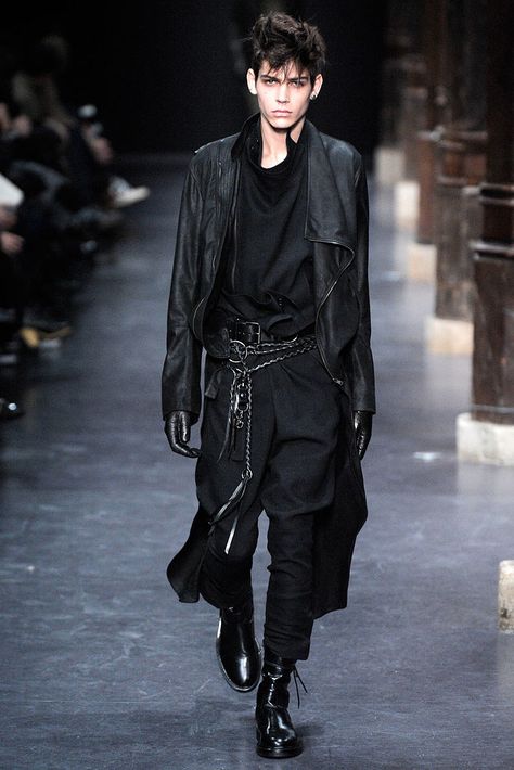 Ann Demeulemeester Fall 2010 Menswear Fashion Show Grunge Cyberpunk, 2010 Fashion Trends, Minimalist Goth, Shadow Realm, Black Clothes, Gents Fashion, Mens Fashion Edgy, Mens Fashion Urban, Futuristic Fashion