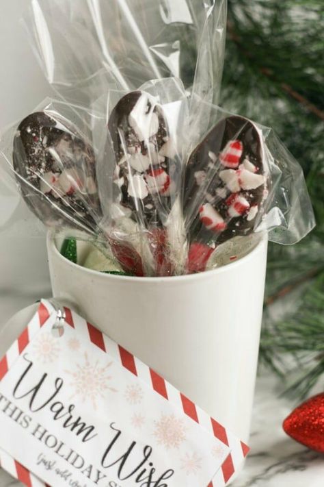 "This DIY Hot Chocolate Gift with Peppermint Spoons is an easy gift that’s perfect for almost anyone. Who doesn’t love a delicious mug of hot cocoa? There are two parts to this gift — the homemade cocoa mix and the peppermint spoons. After you’ve made each of them, you’ll put them together to create this adorable gift. If you’re looking for an easy, inexpensive gift that will work for almost anyone, this gift idea is for you!" Cocoa Mug Gifts, Peppermint Spoons, Bunco Christmas, Christmas Mug Gift Ideas, Xmas Mugs, Homemade Cocoa, Spoons Diy, Hot Cocoa Gift, Hot Chocolate Spoons