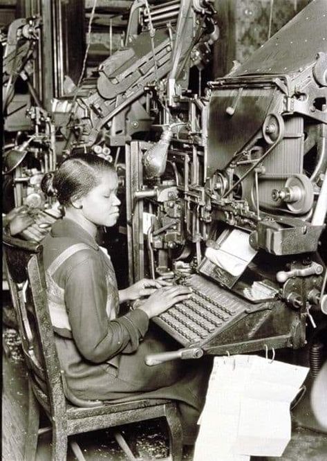 A Linotype operator in a publishing house Circa 1920. 🖤  Linotype is a type of 19th century printing technique that printed an entire line instead of each character on the printing surface. The linotype process allowed the quick and easy printing in bulk of products such as newspapers, magazines and books. This method of printing was used until the 1960s and 1970 until offset lithography and early computerized methods replaced this printing process. #womeninhistory #vintagephoto Lewis Hine, Ghost In The Machine, Nova York, Industrial Revolution, Art Historian, Printing Press, Publishing House, Printing Companies, Letterpress Printing