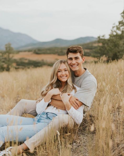 Couples Backyard Photoshoot, Smiling Engagement Pictures, Engagement Photos Kissing, Husband Wife Pictures, Cold Engagement Photos, Couple Field Photoshoot, Rustic Engagement Pictures, Women Photoshoot, Fall Couple Photos