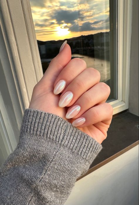 Sns Pearl Nails, Shiny Pearl Nails, White Hailey Bieber Nails, Pearl Glitter Nails, Pear Nails, Natural Glitter Nails, Nails With Pearls On Them, Pearly Nails, Nails Hacks