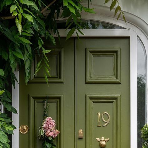 Farrow & Ball on Instagram: "Three bold and beautiful front doors 🏡  But which do you love the most? Let us know your favourite in the comments.  1. #Bancha by @yesterhome with photography by @alexstylesphoto and styling by @lifeofaninteriorstylist @peonylaneinteriors  2. #CooksBlue by @gettingstuffdoneinheels   3. #NancysBlushes by @suzi.ecarpenter  #FarrowandBall #frotndoor #paintcolours" Olive Green Door, Farrow And Ball Front Door Colours, Green Door House, Bee Door Knocker, Bright Front Doors, Victorian Front Door, Green Front Door, Typical British, Pink Front Door