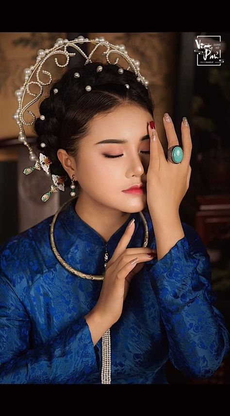 Vietnamese Headpiece, Khan Dong, Filipino Clothing, Vietnamese Clothing, Vietnamese Wedding, Jewelry Magazine, Head Jewelry, Crown Hairstyles, Feminine Beauty