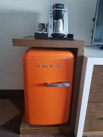 Aesthetic Refrigerator, Mini Fridge Decor, Smeg Mini Fridge, Mini Fridge Bar, Mini Fridge In Bedroom, Mini Fridge Cabinet, Retro Style Aesthetic, Retro Mini Fridge, Smeg Refrigerator