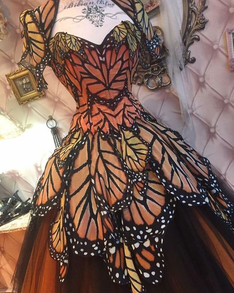 Butterfly Dresses, Baju Kahwin, Haiwan Lucu, Gaun Fashion, Monarch Butterflies, Fantasy Gowns, Fairytale Dress, Butterfly Dress, Fantasy Dress