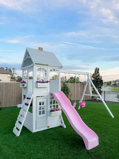 Playhouse Room Ideas, Pink Playhouse Makeover, Play House Accessories Outdoor, Pink Outdoor Playhouse, Pink Play House, Pink And White Playhouse, Cool Playgrounds Backyard, Play House Decoration Ideas, Outside Playhouse Ideas