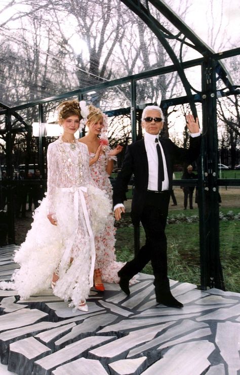 All the Chanel Couture Brides Throughout History Lavender Ball Gown, Chanel Wedding Dress, History Chanel, Chanel Wedding, Slinky Black Dress, Vestidos Color Rosa, Chanel Runway, Natalia Vodianova, Vanessa Paradis