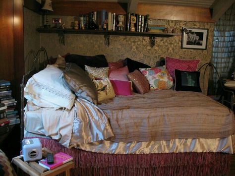 Aria Montgomery Room | bed Aria Montgomery Room, 2000s Bedroom, Pretty Little Liars Aria, Chambre Inspo, Aria Montgomery, Teen Room, Room Inspiration Bedroom, Dream Rooms, Aesthetic Bedroom