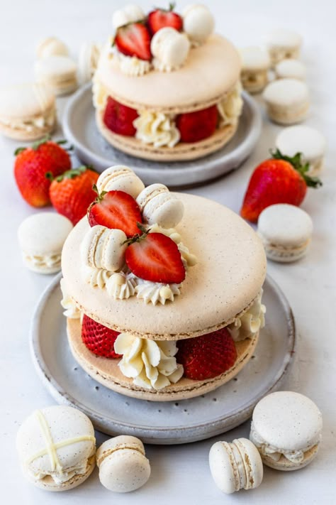 Plated Macarons, Macaron Dessert Plating, Macaron Plating Ideas, Macaroons Plating, Thick Macarons, Large Macarons, Fancy Macarons, Vanilla Macaron Recipes, Giant Macaron