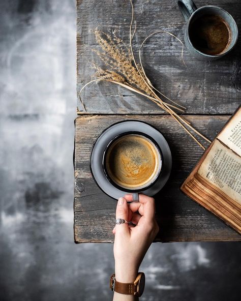 Food photography | Create depth in a flatlay. Coffee Shop Photography, Coffee Shot, Home Coffee Stations, Cups Of Coffee, Coffee Photos, Coffee Photography, Coffee Shop Decor, A Cup Of Coffee, Coffee And Books