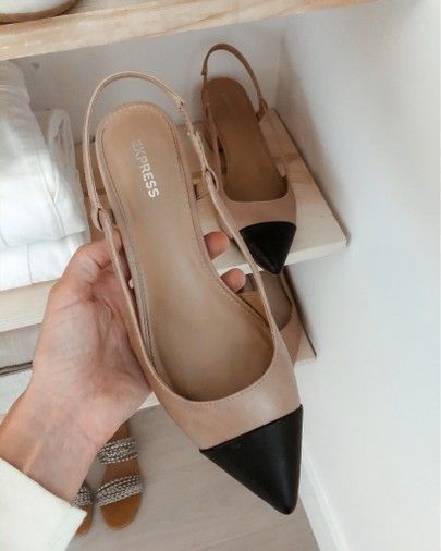 Elegant Summer Shoes Classy, Classy Casual Shoes, Low Pumps Heels, Slingback Low Heels, Timeless Shoes Women, Cap Toe Shoes Outfit, Pointed Shoes Outfit, Casual Outfits With Shorts, Chanel Shoes Outfit