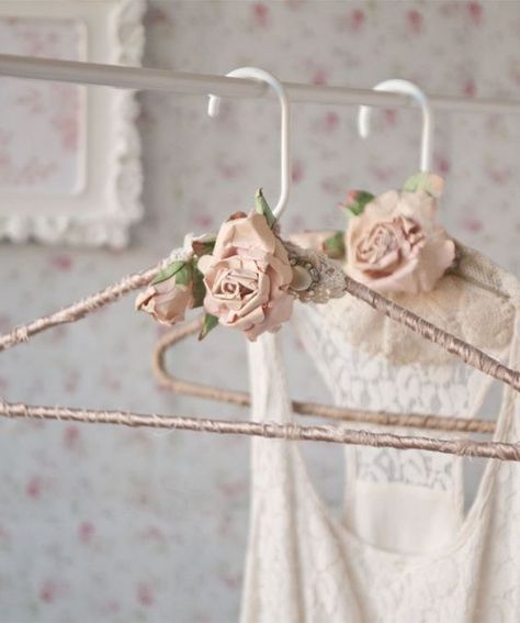 Decorated Clothes Hangers, Manualidades Shabby Chic, Sustainable Diy, Deco Boheme Chic, Hanger Crafts, Hanger Diy, Solve The Problem, Shabby Chic Crafts, Diy Upcycle