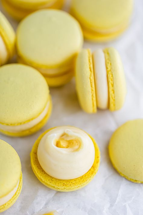 Lemon Cheesecake Macarons- Everything Marina Lemon Macaroons Recipe, Lemon Dessert Ideas, Orange Creamsicle Macaron, Italian Meringue Macaron, Lemon Blueberry Macarons, Amaretto Macarons, Lemon Baked Goods, Unique Macaron Flavors, Fall Macaroons