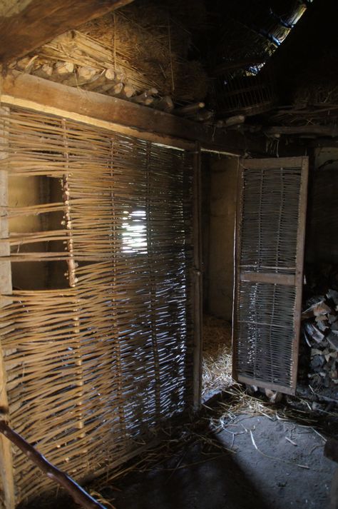 Viking chicken coop, Haithabu 2016 Viking Chicken, Ancient Agriculture, Viking Buildings, Viking Architecture, Viking Houses, Viking Town, Larp Inspiration, Witchy Cottage, Nordic Architecture