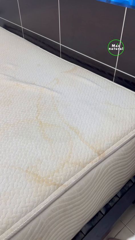 Mattress Cleaner, Pee Stains, Diy Mattress, Mattress Stains, Easy Cleaning Hacks, Diy Cleaning Solution, Homemade Cleaning Solutions, Diy Cleaning Hacks, Diy Home Cleaning