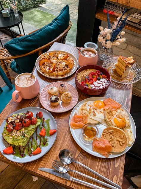 Best Brunch and Breakfast in Paris - Limitless Secrets Must Try Food In Paris, French Breakfast Restaurant, Restaurant Style Breakfast, Paris Breakfast Cafe, Paris Eating Guide, Paris Best Cafes, Breakfast Layout Ideas, Paris Must Eat, Luxembourg City Food