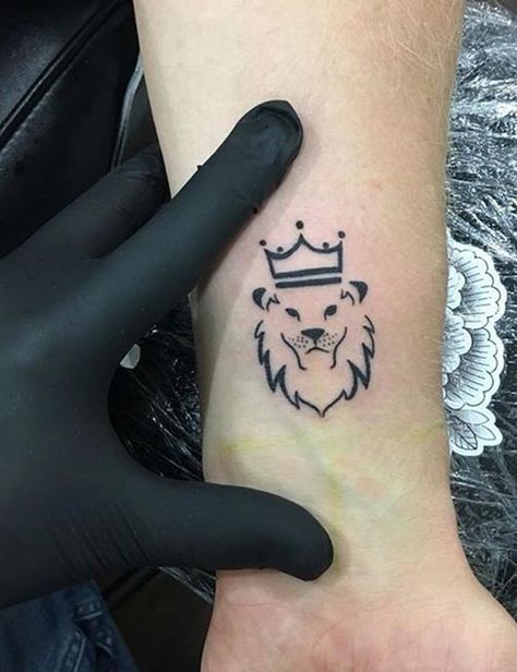 Small Tattoos For Boys, Simple Lion Tattoo, Lion Hand Tattoo, Small Lion Tattoo, Herren Hand Tattoos, Simple Tattoos For Guys, Tato Lengan, Wrist Tattoos For Guys, Lion Tattoo Design