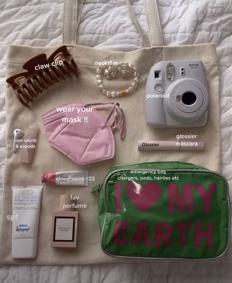 Everyday Bag Essentials, Bebidas Do Starbucks, What's In My Bag, School Bag Essentials, Emergency Bag, Inside My Bag, Busy Woman, Purse Essentials, Mode Turban