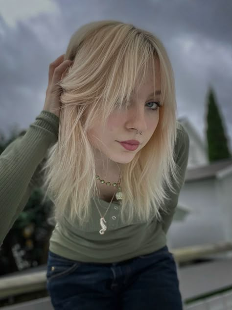 White Wolfcut Hair, Longer Wolf Cut, Wolf Cut Blonde Hair, Blonde With Black Tips, Blonde Wolf Cut Short, Blonde Emo Hair, Alternative Blonde Hair, Blond Hair With Bangs, Indie Bangs