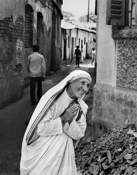 21 Striking Photographs of the Machu Picchu Discovery Mother Teresa Pictures, Missionaries Of Charity, Saint Teresa Of Calcutta, Santi Cattolici, Mother Teresa Quotes, Saint Teresa, Bride Of Christ, Bright Smile, Mother Teresa