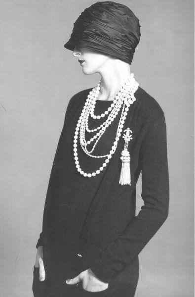 1920 Style, Style Année 20, American Vogue, Istoria Modei, Wearing Pearls, Mode Retro, 1920's Fashion, 1920 Fashion, Look Retro