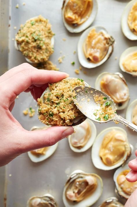 Baked Clams Recipe, Baked Clams, Clams Casino, Italian Christmas Recipes, Fishing Hacks, Clam Bake, Clam Recipes, Shellfish Recipes, Cooking Seafood