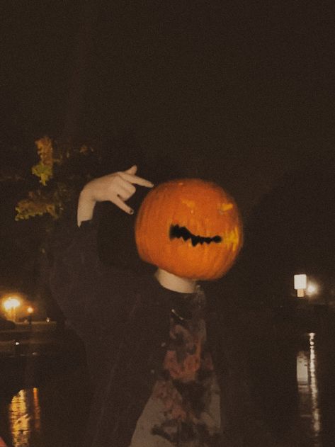 Silly Halloween Aesthetic, Scary Halloween Aesthetic Pictures, Halloween Pfp Pumpkin, Pumpkin Head Pfp, Jackolantern Aesthetic, Scary Halloween Aesthetic, Halloween Grunge Aesthetic, Halloween Aesthetic Instagram, Pumpkin Head Aesthetic